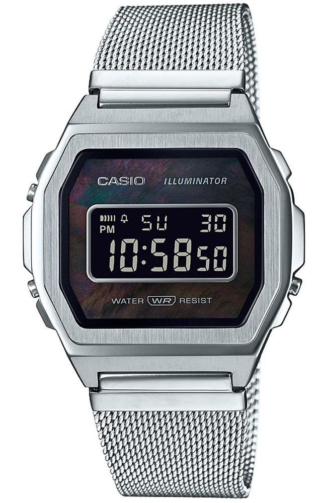 Den digitala skärmen tar bara upp ungefär hälften av ytan, resten är snygg design med lite text på - Casio Classic A1000M-1BEF - Digitalt - Silver...