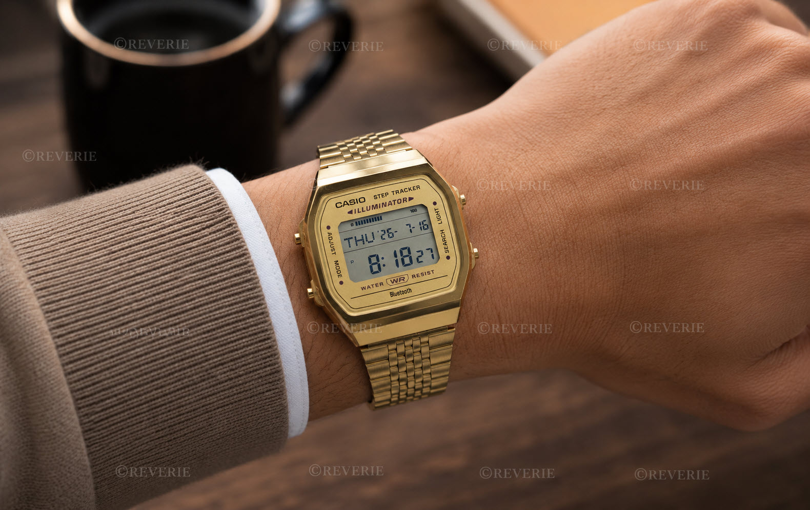 Guldtonad Casio digital klocka med stegräknare och Bluetooth | 38mm - Digitalt - Guld - Unisex - Rostfri stål - Akryl