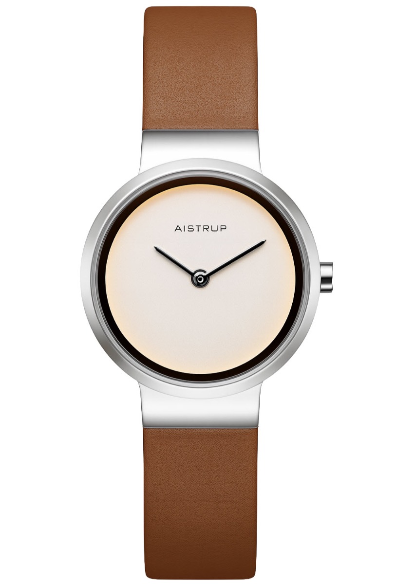 Aistrup | Modernt damur i rostfritt stål med vit urtavla och brunt läderarmband för den stilmedvetna kvinnan | AIW7607 - Quartz - Silver - Damklocka -