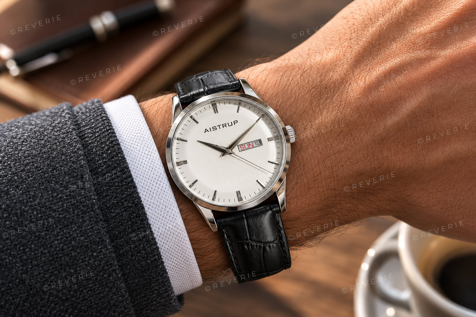 Aistrup | Elegant herrklocka med vit urtavla, dag- och datumvisning samt svart läderrem i krokodiltextur | AIW7802 - Quartz - Silver - Herrklocka - 