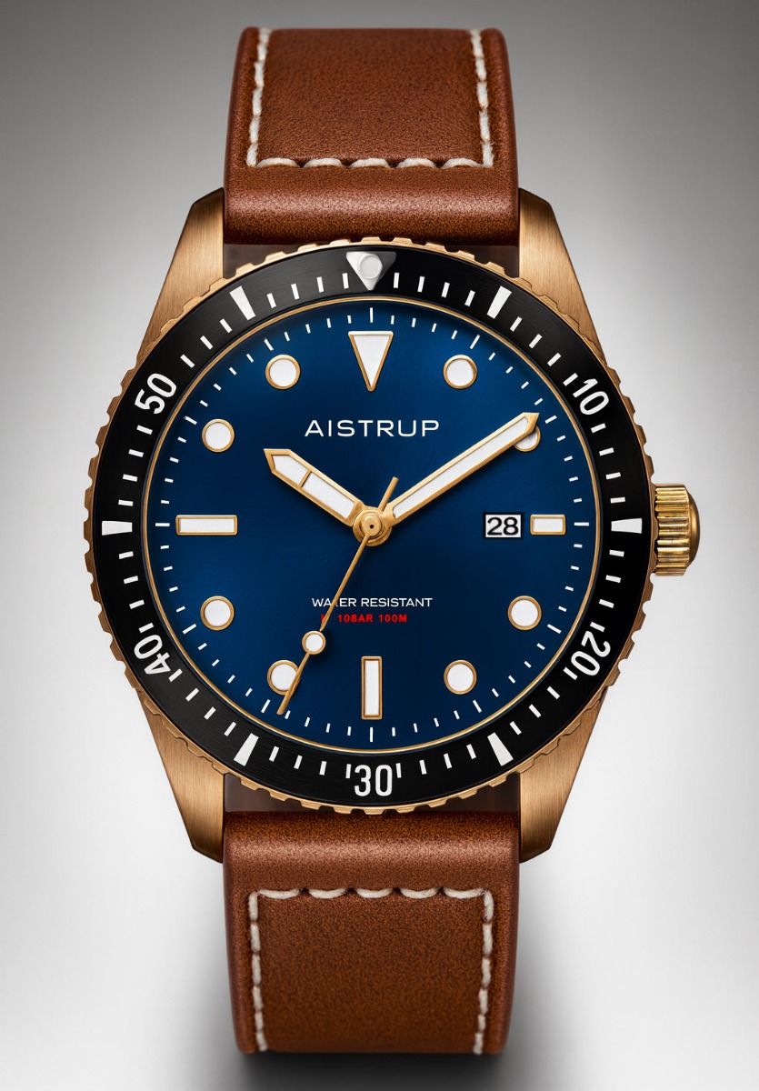 Aistrup | Maritimt inspirerat herrur i mässing med blå urtavla, svart bezel och handgjort brunt läderarmband i vintage design | AIW8502 - Quartz - 