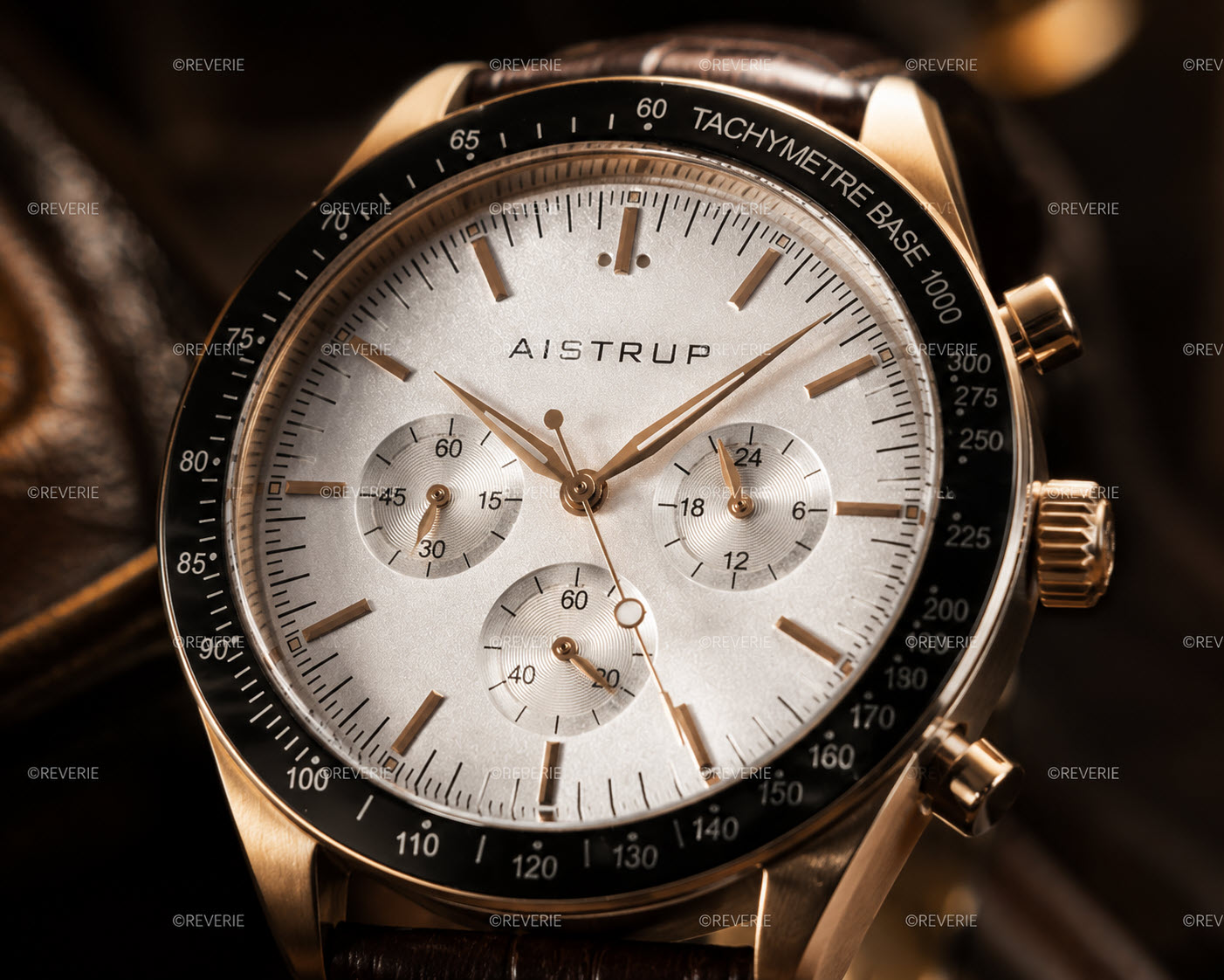 Aistrup AIW8702 Classic Sapphire Chronograph herrklocka med vit urtavla och brunt läderarmband | AIW8702 - Quartz - Rött guld - Herrklocka - Läder...