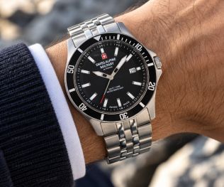 Swiss Alpine Military herrklocka i stål med svart urtavla och safirglas i 42mm