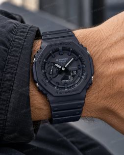 Svart Casio G-Shock herrklocka med åttakantig design och analog-digital visning i 45mm