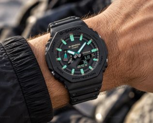 Svart Casio G-Shock herrklocka med turkosa detaljer och analog-digital visning i 45mm