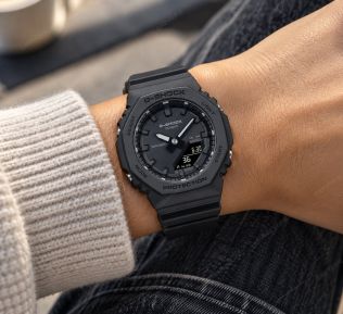 Helsvart Casio G-Shock klocka med åttakantig design och analog-digital visning i 40mm