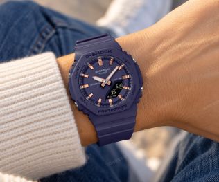 Lila Casio G-Shock Mini klocka i kompakt design på 40mm