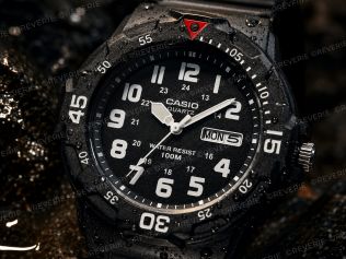 Casio herrklocka, vattentät 100M, svart med dag-datum och vridbar bezel 44mm