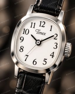 Liten Timex damklocka med vit urtavla och svart läderband i 17mm