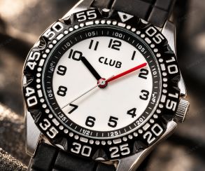 Svart Club barnklocka med 100m vattentäthet i 30mm