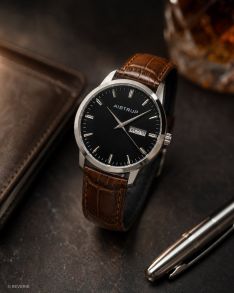 Sofistikerad herrklocka med svart urtavla, dag- och datumvisning samt brunt läderarmband i elegant krokodiltextur | AIW7803