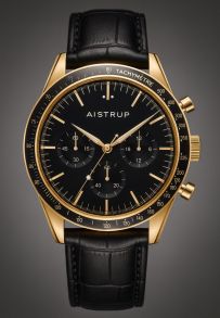 Aistrup AIW8701 Classic Sapphire Chronograph herrklocka med svart urtavla och gulddetaljer | AIW8701