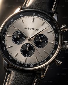 Aistrup herrkronograf med silverfärgad urtavla, antracitgrå detaljer, safirglas och sytt läderarmband 42mm