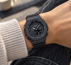 Helsvart Casio G-Shock klocka med åttakantig design och analog-digital visning i 40mm