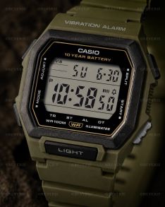 Grön Casio digitalklocka med fyrkantig design och vibrationslarm i 42mm