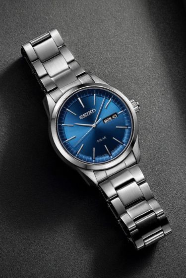 Blå urtavla, resten är silverfärgat stål - Seiko Solar Sapphire SNE525P1