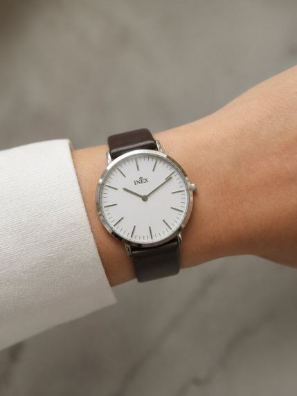Enkelt och stilrent damur med brunt armband av läder - Inex Ladies Silver/White A69463S0I