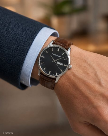 Sofistikerad herrklocka med svart urtavla, dag- och datumvisning samt brunt läderarmband i elegant krokodiltextur | AIW7803
