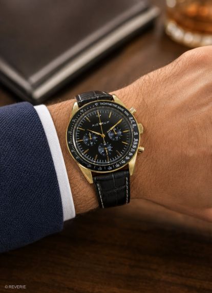 Aistrup AIW8701 Classic Sapphire Chronograph herrklocka med svart urtavla och gulddetaljer | AIW8701