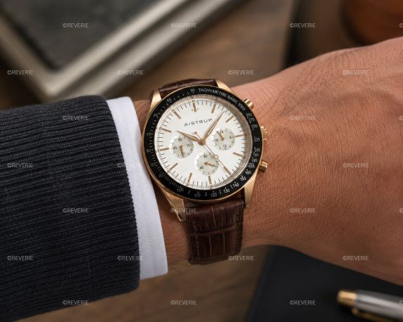 Aistrup AIW8702 Classic Sapphire Chronograph herrklocka med vit urtavla och brunt läderarmband | AIW8702