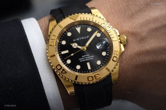 Aistrup sportig herrklocka med svart urtavla, guldfärgad vridbar ring och svart gummiband | AIW8804