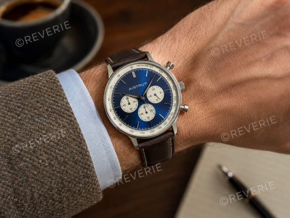 Aistrup herrkronograf med elfenbensfärgade detaljer, blå urtavla, safirglas och sytt läderarmband 42mm