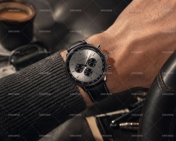 Aistrup herrkronograf med silverfärgad urtavla, antracitgrå detaljer, safirglas och sytt läderarmband 42mm