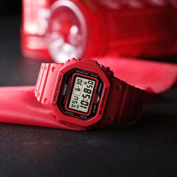 Röd G-Shock Energy Pack med blixtdisplay och dynamisk design | DW-5600EP-4ER