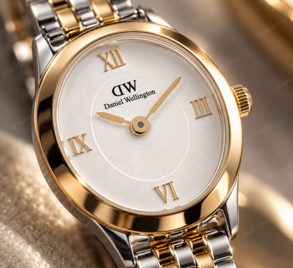 Tvåfärgad Daniel Wellington Mini damklocka med oval boett och vit urtavla i 22mm