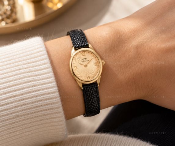 Gyllene Daniel Wellington damklocka med guillocherad urtavla och svart läderband i 22mm