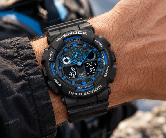 Svart Casio G-Shock herrklocka med blå detaljer och analog-digital visning i 51mm