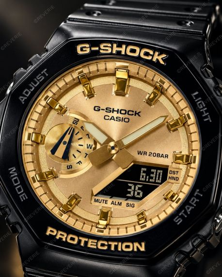 Casio herrklocka med dual display, svart resinband och gyllene urtavla i 45mm