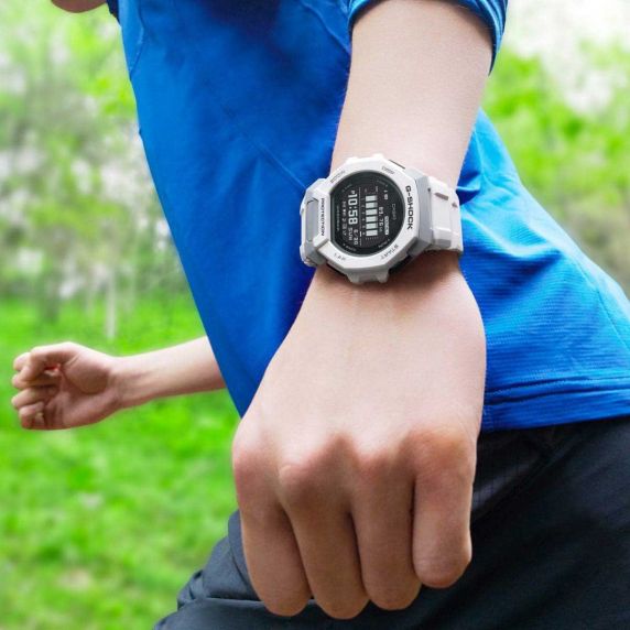 G-Shock G-Squad fitnessklocka med vit digital display och sportig design | GBD-300-7ER