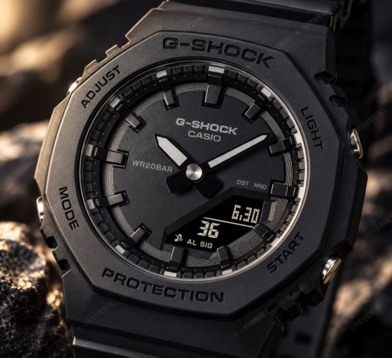 Helsvart Casio G-Shock klocka med åttakantig design och analog-digital visning i 40mm