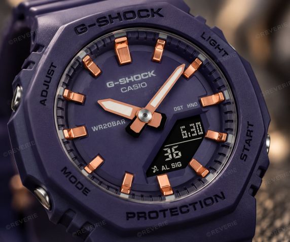 Lila Casio G-Shock Mini klocka i kompakt design på 40mm
