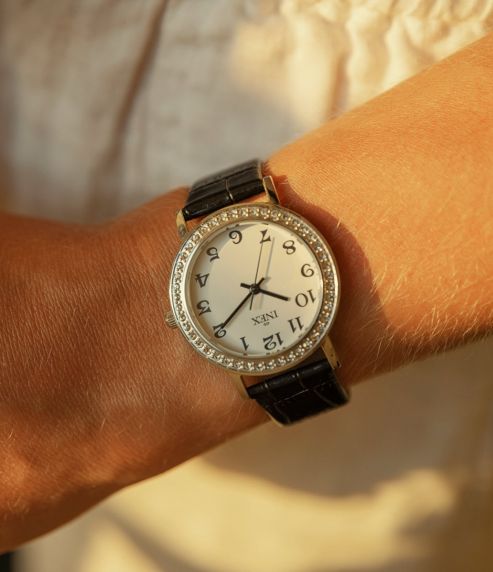Silver och vitt i fokus, i kontrast mot svart läderarmband - Inex Ladies Silver/White A69399S0A - LQ2