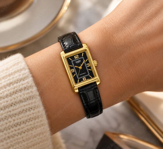 Guldfärgad Casio damklocka med rektangulär boett, svart urtavla och läderband i 21mm