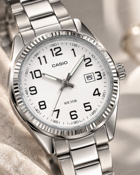 Klassisk Casio damklocka i stål med vit urtavla i 30mm