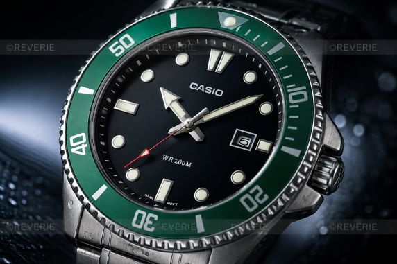 Casio herrklocka i stål, vattentät 200M, svart urtavla med grön envägs vridbar bezel 46mm
