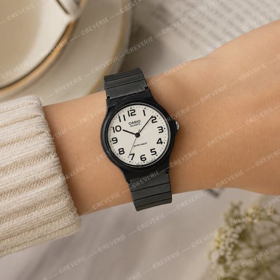 Analog klocka med vit urtavla och arabiska siffror 34mm