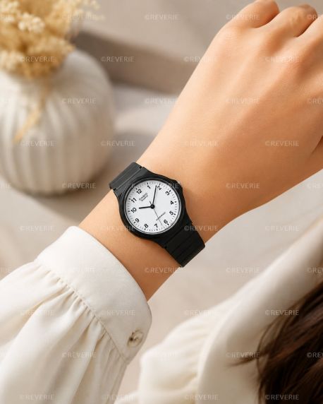 Vit urtavla med svart hartsboett analog Casio klocka 34mm