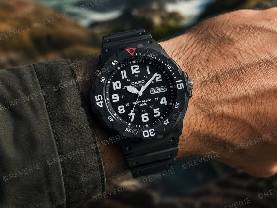 Casio herrklocka, vattentät 100M, svart med dag-datum och vridbar bezel 44mm