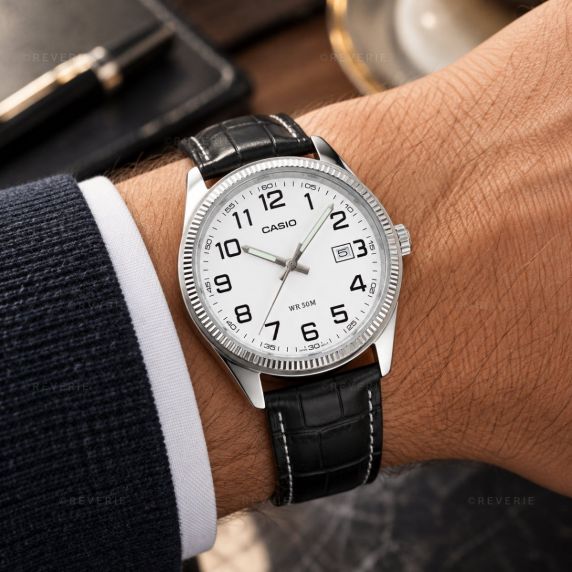 Klassisk Casio herrklocka med vit urtavla och svart läderband i 39mm