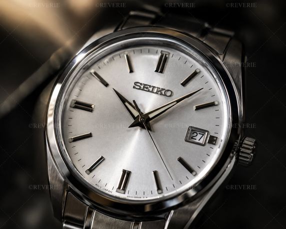 Allt är silverfärgat på denna stålklocka, och armbandet är justerbart - Seiko Steel Sapphire 40mm