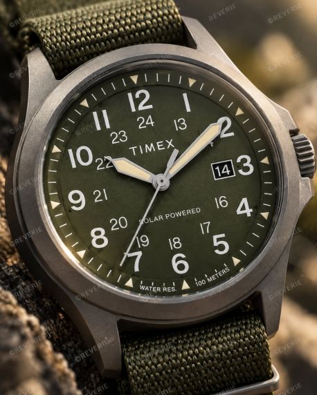 Timex herrklocka i gunmetal med solenergi, grönt NATO-band och safirglas i 41mm