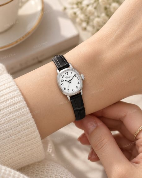 Liten Timex damklocka med vit urtavla och svart läderband i 17mm