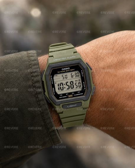 Grön Casio digitalklocka med fyrkantig design och vibrationslarm i 42mm