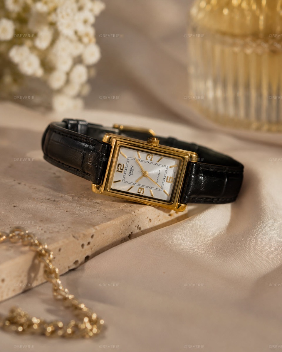 Casio Classic Lady Golden Black Rectangular 21mm - Quartz - Guld - Damklocka - Läder - Härdat mineralglas