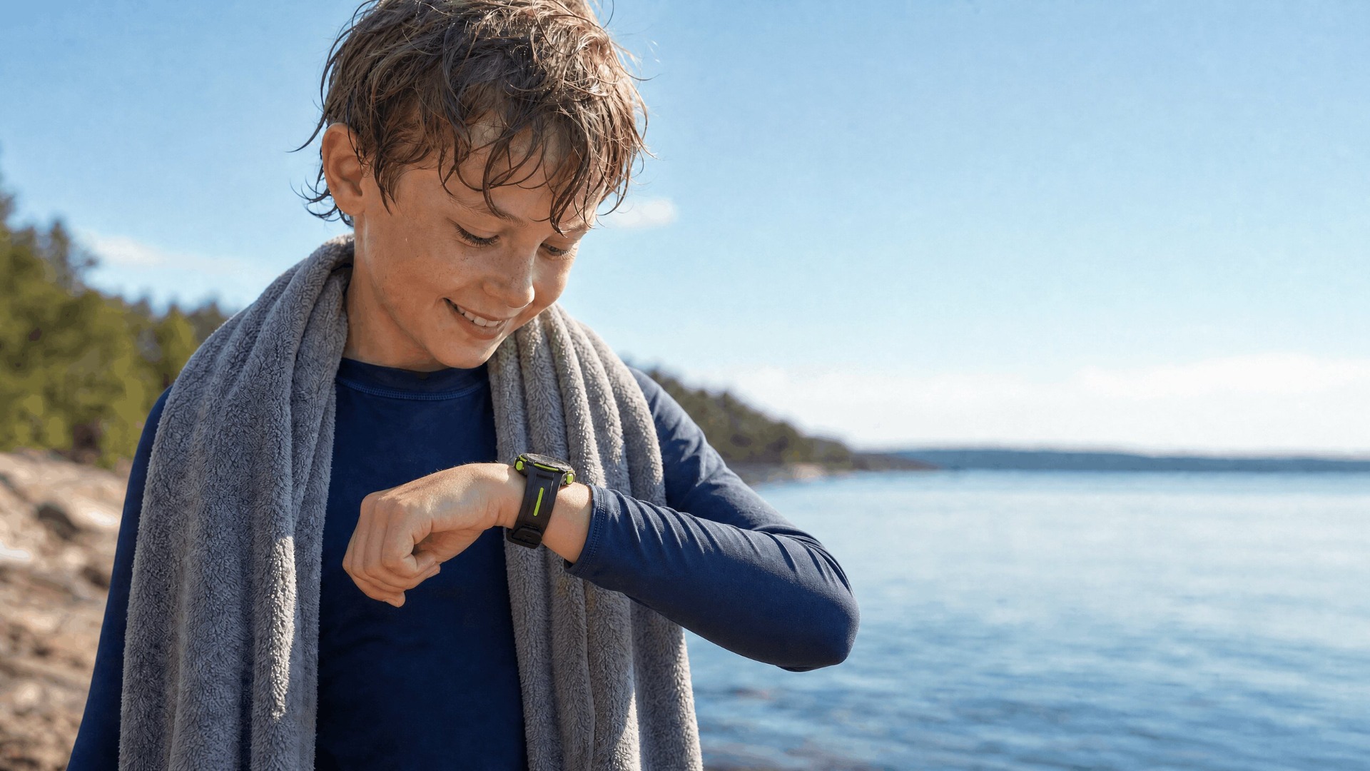 Barn med digital klocka efter aktivitet vid vatten